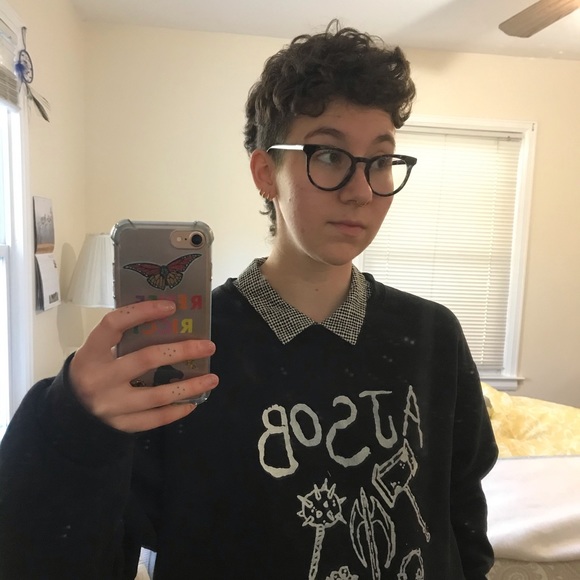 Meet your Posher, Renee 😊 - Picture 3 of 8